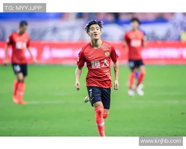 足球巨星闪耀登场震撼开场镜头引爆全场激情点燃赛事高潮